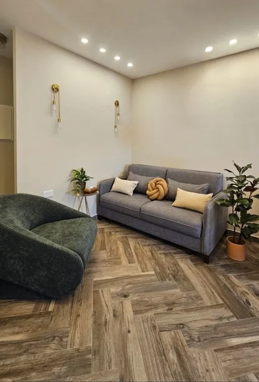 פינת ישיבה ביחידת אירוח, סלון · הום סטיילינג של הדר גרזון